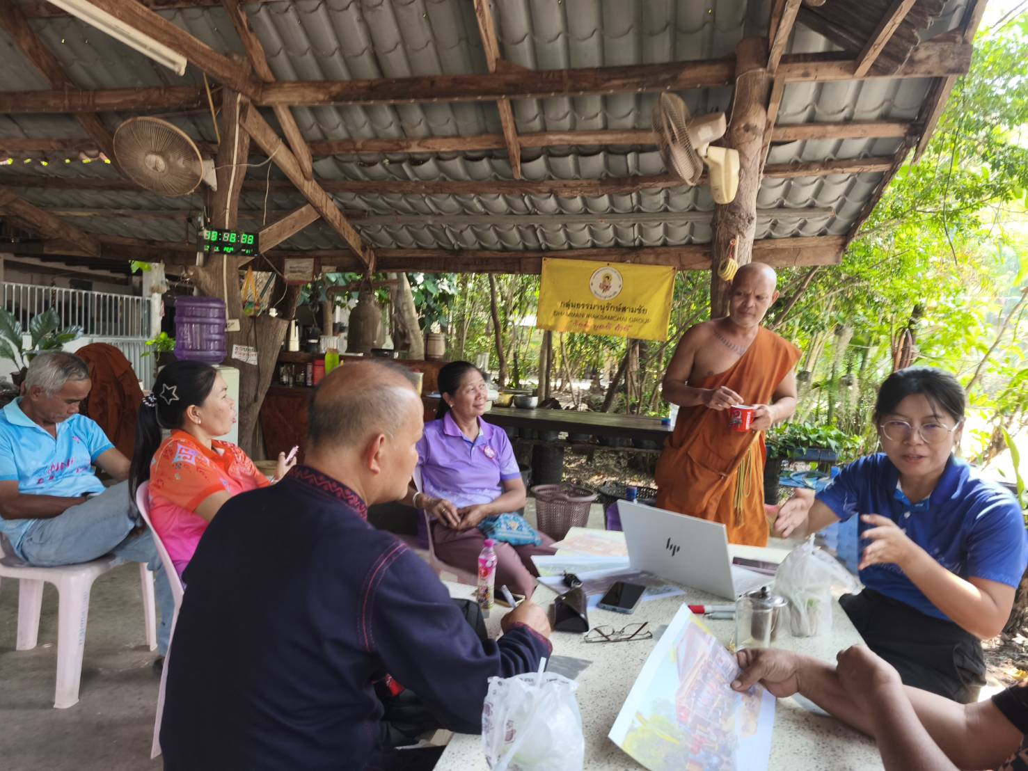 สพอ.สามชัย ประชุมคณะทำงานตกแต่งอาคารสถานที่รับเสด็จฯ