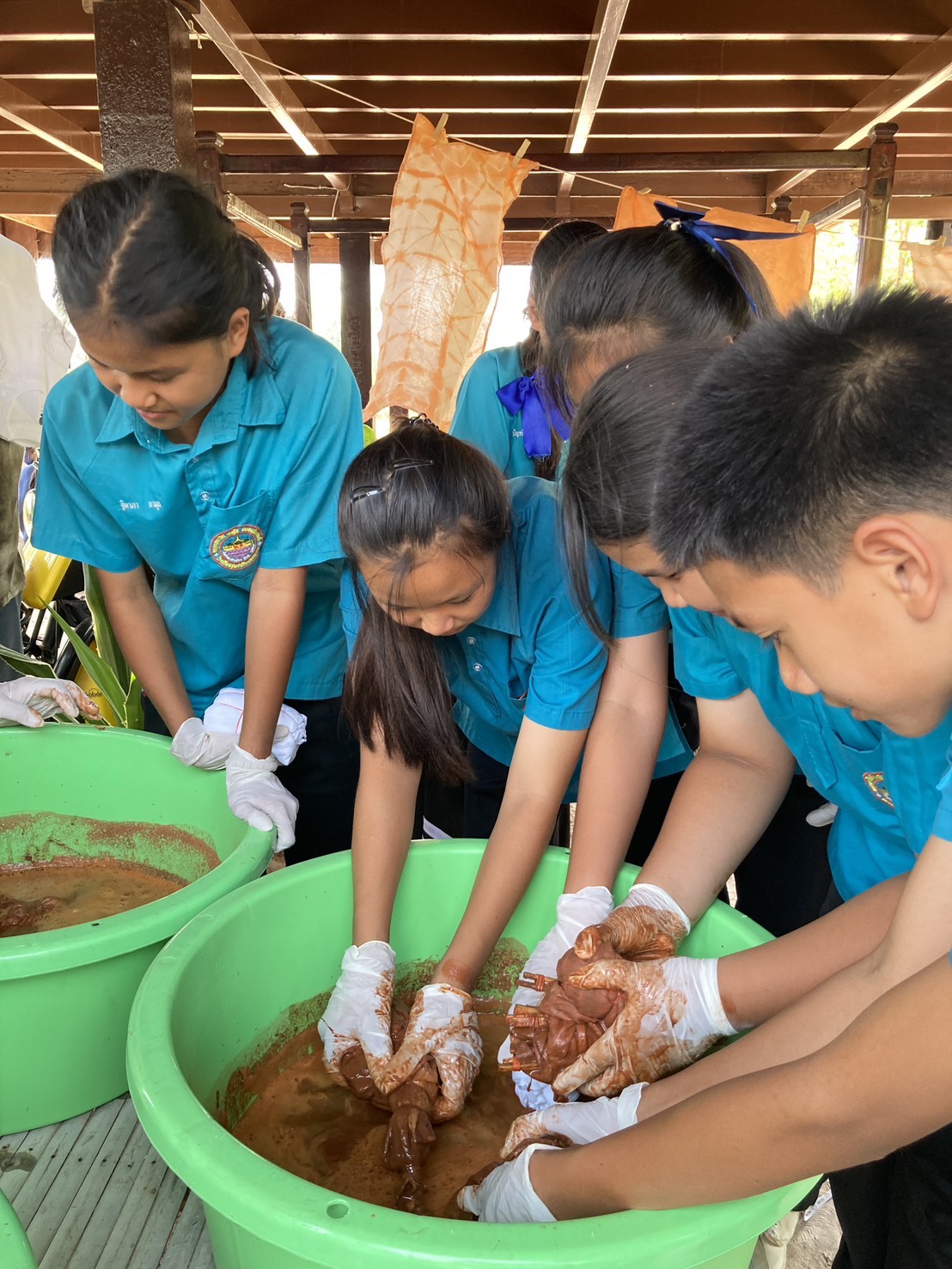 กลุ่มผู้ประกอบการ OTOP อำเภอสามชัย 'เนื้อน้อง ผ้าไหมแพรวา' เข้าร่วมฝึกอบรมโครงการ "ต้นกล้าผ้าไทย สืบสานพระราชปณิธานพระพันปีหลวง ย้อมสีธรรมชาติ"